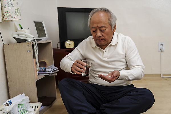 포토 JPG 할아버지 노년 남자 실내 한명 들기 앉기 상반신 앞모습 실버라이프 약 건강관리 한국인 고독 물컵 70대 고령화 독거노인 힘듦 노인남자한명만 국내포토 1 라이프스타일 감정 뷰포인트 컨셉 의학 모션 건강 관리 사람 동양인 성인 내부 컵 사회이슈 남자한명만 노인남자만 파일형식