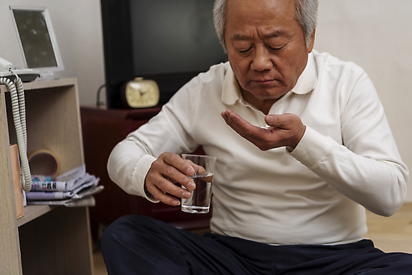 포토 JPG 할아버지 노년 남자 실내 한명 들기 앉기 상반신 앞모습 실버라이프 약 건강관리 한국인 고독 물컵 70대 고령화 독거노인 힘듦 노인남자한명만 국내포토 1 라이프스타일 감정 뷰포인트 컨셉 의학 모션 건강 관리 사람 동양인 성인 내부 컵 사회이슈 남자한명만 노인남자만 파일형식