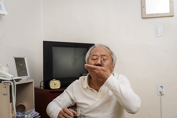 포토 JPG 할아버지 노년 남자 실내 한명 들기 앉기 상반신 앞모습 실버라이프 약 건강관리 한국인 고독 물컵 70대 고령화 독거노인 힘듦 노인남자한명만 국내포토 1 라이프스타일 감정 뷰포인트 컨셉 의학 모션 건강 관리 사람 동양인 성인 내부 컵 사회이슈 남자한명만 노인남자만 파일형식