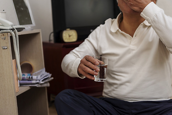 포토 JPG 할아버지 노년 남자 실내 한명 들기 앉기 상반신 앞모습 실버라이프 약 건강관리 한국인 고독 먹기 물컵 70대 고령화 독거노인 힘듦 노인남자한명만 국내포토 1 라이프스타일 감정 뷰포인트 컨셉 의학 모션 건강 관리 사람 동양인 성인 내부 컵 사회이슈 남자한명만 노인남자만 파일형식