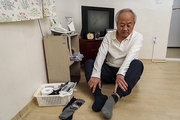 포토 JPG 전신 응시 할아버지 노년 남자 양말 실내 한명 앉기 앞모습 실버라이프 건강관리 한국인 고독 70대 고령화 독거노인 치매 힘듦 노인남자한명만 국내포토 1 라이프스타일 시선 감정 뷰포인트 컨셉 모션 건강 관리 사람 동양인 성인 내부 질병 사회이슈 남자한명만 노인남자만 파일형식