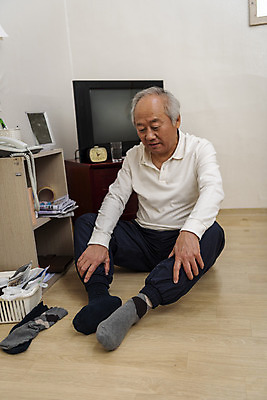 포토 JPG 전신 응시 할아버지 노년 남자 양말 실내 한명 앉기 앞모습 실버라이프 건강관리 한국인 고독 70대 고령화 독거노인 치매 힘듦 노인남자한명만 국내포토 1 라이프스타일 시선 감정 뷰포인트 컨셉 모션 건강 관리 사람 동양인 성인 내부 질병 사회이슈 남자한명만 노인남자만 파일형식
