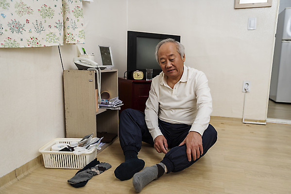 포토 JPG 전신 할아버지 노년 남자 양말 실내 한명 앉기 앞모습 실버라이프 건강관리 한국인 고독 70대 고령화 독거노인 치매 힘듦 노인남자한명만 국내포토 1 라이프스타일 감정 뷰포인트 컨셉 모션 건강 관리 사람 동양인 성인 내부 질병 사회이슈 남자한명만 노인남자만 파일형식