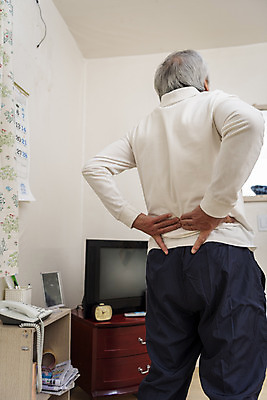 포토 JPG 할아버지 노년 남자 허리손 실내 한명 서기 상반신 뒷모습 실버라이프 건강관리 한국인 고독 70대 고령화 독거노인 허리통증 힘듦 손짚기 노인남자한명만 국내포토 1 라이프스타일 감정 뷰포인트 포즈 컨셉 모션 건강 관리 사람 동양인 손짓 성인 내부 고통 사회이슈 남자한명만 노인남자만 파일형식