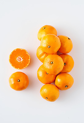 포토 JPG 스튜디오촬영 음식 과일 식재료 디저트 귤 실내 사람없음 하이앵글 흰배경 슬라이스 제철과일 국내포토 뷰포인트 백그라운드 내부 흰색 제철 파일형식