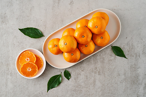 포토 JPG 스튜디오촬영 접시 음식 과일 식재료 회색배경 디저트 귤 실내 사람없음 하이앵글 슬라이스 플랫레이 제철과일 국내포토 식기 뷰포인트 백그라운드 내부 회색 플랫 제철 파일형식