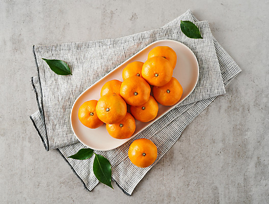 포토 JPG 스튜디오촬영 접시 음식 과일 식재료 회색배경 디저트 귤 실내 사람없음 하이앵글 플랫레이 제철과일 국내포토 식기 뷰포인트 백그라운드 내부 회색 플랫 제철 파일형식