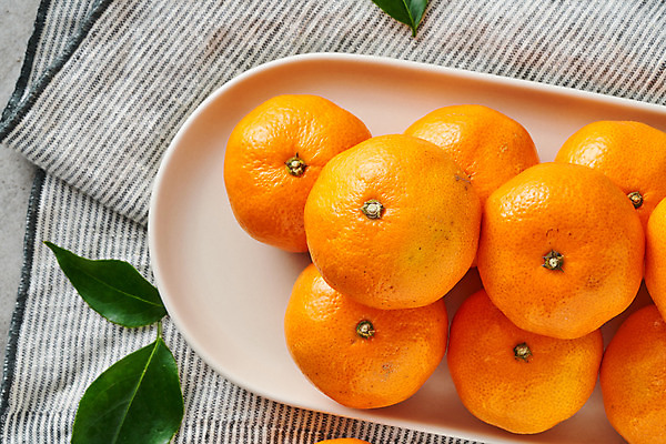 포토 JPG 스튜디오촬영 접시 음식 과일 식재료 회색배경 디저트 귤 실내 근접촬영 사람없음 제철과일 국내포토 식기 뷰포인트 백그라운드 내부 회색 제철 파일형식