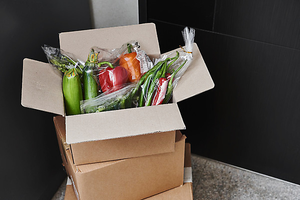 포토 JPG 음식 식재료 고추 모바일 파프리카 실내 사람없음 쌓기 택배 현관문 아스파라거스 온라인쇼핑 파 모바일쇼핑 애호박 택배상자 새벽배송 비대면서비스 밀키트 국내포토 채소 모션 호박 내부 쇼핑 상자 문 운송업 배송 서비스 온라인 파일형식 언택트