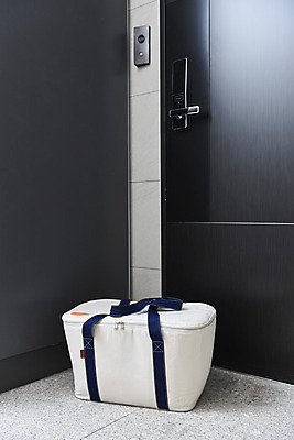 포토 JPG 식재료 모바일 실내 사람없음 쇼핑백 택배 현관문 온라인쇼핑 모바일쇼핑 새벽배송 비대면서비스 밀키트 국내포토 가방 내부 쇼핑 문 운송업 배송 서비스 온라인 파일형식 언택트