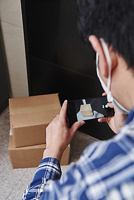 포토 JPG 남자 식재료 모바일 실내 한명 들기 사람 상반신 20대 성인 옆모습 스마트폰 쌓기 사진촬영 한국인 택배기사 택배 현관문 온라인쇼핑 모바일쇼핑 택배상자 인증 성인남자한명만 새벽배송 비대면서비스 밀키트 국내포토 1 뷰포인트 컨셉 모션 동양인 청년 내부 핸드폰 스마트기기 쇼핑 상자 문 촬영 운송업 배달원 배송 서비스 온라인 남자한명만 성인남자만 파일형식 언택트