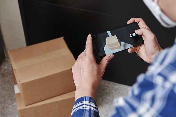 포토 JPG 남자 식재료 모바일 실내 한명 들기 사람 상반신 20대 성인 옆모습 스마트폰 쌓기 사진촬영 한국인 택배기사 택배 현관문 온라인쇼핑 모바일쇼핑 택배상자 인증 성인남자한명만 새벽배송 비대면서비스 밀키트 국내포토 1 뷰포인트 컨셉 모션 동양인 청년 내부 핸드폰 스마트기기 쇼핑 상자 문 촬영 운송업 배달원 배송 서비스 온라인 남자한명만 성인남자만 파일형식 언택트