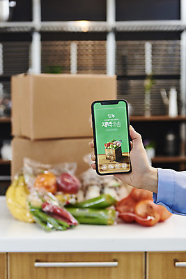 포토 JPG 손 여자 음식 식재료 고추 양파 모바일 파프리카 바나나 실내 한명 들기 사람 20대 성인 옆모습 신체부위 스마트폰 상자 주방 버섯 한국인 온라인쇼핑 모바일쇼핑 애호박 택배상자 성인여자한명만 새벽배송 비대면서비스 밀키트 국내포토 1 뷰포인트 채소 과일 모션 호박 동양인 청년 내부 핸드폰 스마트기기 쇼핑 배송 서비스 택배 온라인 여자한명만 성인여자만 파일형식 언택트