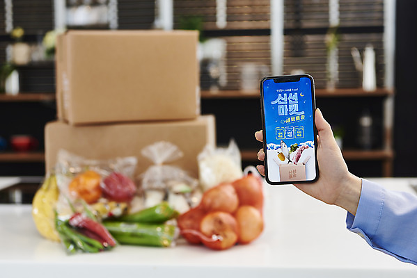 포토 JPG 손 여자 음식 식재료 고추 양파 모바일 파프리카 바나나 실내 한명 들기 사람 20대 성인 옆모습 신체부위 스마트폰 상자 주방 버섯 한국인 온라인쇼핑 모바일쇼핑 애호박 택배상자 성인여자한명만 새벽배송 비대면서비스 밀키트 국내포토 1 뷰포인트 채소 과일 모션 호박 동양인 청년 내부 핸드폰 스마트기기 쇼핑 배송 서비스 택배 온라인 여자한명만 성인여자만 파일형식 언택트