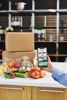 포토 JPG 손 여자 음식 식재료 고추 양파 모바일 파프리카 바나나 실내 한명 들기 사람 20대 성인 옆모습 신체부위 스마트폰 상자 주방 버섯 한국인 온라인쇼핑 모바일쇼핑 애호박 택배상자 성인여자한명만 새벽배송 비대면서비스 밀키트 국내포토 1 뷰포인트 채소 과일 모션 호박 동양인 청년 내부 핸드폰 스마트기기 쇼핑 배송 서비스 택배 온라인 여자한명만 성인여자만 파일형식 언택트