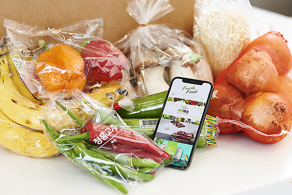 포토 JPG 음식 식재료 고추 양파 모바일 파프리카 바나나 실내 사람없음 스마트폰 상자 주방 버섯 온라인쇼핑 모바일쇼핑 애호박 새벽배송 비대면서비스 밀키트 국내포토 채소 과일 호박 내부 핸드폰 스마트기기 쇼핑 배송 서비스 온라인 파일형식 언택트