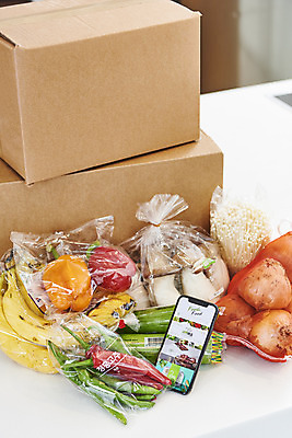 포토 JPG 음식 식재료 고추 양파 모바일 파프리카 바나나 실내 사람없음 스마트폰 상자 쌓기 주방 버섯 온라인쇼핑 모바일쇼핑 애호박 택배상자 새벽배송 비대면서비스 밀키트 국내포토 채소 과일 모션 호박 내부 핸드폰 스마트기기 쇼핑 배송 서비스 택배 온라인 파일형식 언택트