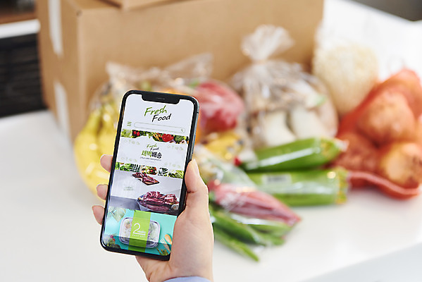 포토 JPG 손 여자 음식 식재료 고추 양파 모바일 파프리카 바나나 실내 한명 들기 사람 20대 성인 옆모습 신체부위 스마트폰 상자 주방 버섯 한국인 온라인쇼핑 모바일쇼핑 애호박 택배상자 성인여자한명만 새벽배송 비대면서비스 밀키트 국내포토 1 뷰포인트 채소 과일 모션 호박 동양인 청년 내부 핸드폰 스마트기기 쇼핑 배송 서비스 택배 온라인 여자한명만 성인여자만 파일형식 언택트