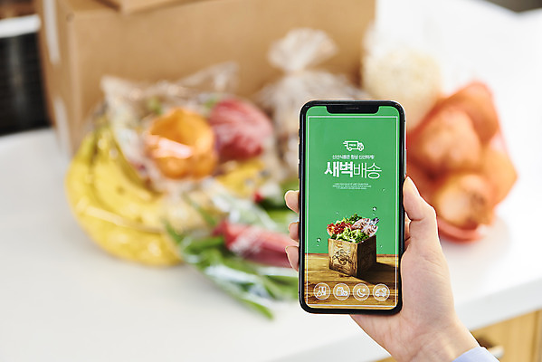 포토 JPG 손 여자 음식 식재료 고추 양파 모바일 파프리카 바나나 실내 한명 들기 사람 20대 성인 옆모습 신체부위 스마트폰 주방 버섯 한국인 온라인쇼핑 모바일쇼핑 애호박 택배상자 성인여자한명만 새벽배송 비대면서비스 밀키트 국내포토 1 뷰포인트 채소 과일 모션 호박 동양인 청년 내부 핸드폰 스마트기기 쇼핑 상자 배송 서비스 택배 온라인 여자한명만 성인여자만 파일형식 언택트