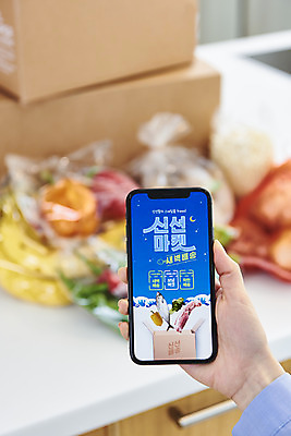 포토 JPG 손 여자 음식 식재료 고추 양파 모바일 파프리카 바나나 실내 한명 들기 사람 20대 성인 옆모습 신체부위 스마트폰 상자 주방 버섯 한국인 온라인쇼핑 모바일쇼핑 애호박 택배상자 성인여자한명만 새벽배송 비대면서비스 밀키트 국내포토 1 뷰포인트 채소 과일 모션 호박 동양인 청년 내부 핸드폰 스마트기기 쇼핑 배송 서비스 택배 온라인 여자한명만 성인여자만 파일형식 언택트