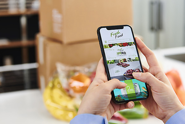 포토 JPG 손 여자 음식 식재료 고추 양파 모바일 파프리카 바나나 실내 한명 들기 사람 20대 성인 옆모습 신체부위 스마트폰 상자 주방 버섯 한국인 온라인쇼핑 모바일쇼핑 애호박 택배상자 성인여자한명만 새벽배송 비대면서비스 밀키트 국내포토 1 뷰포인트 채소 과일 모션 호박 동양인 청년 내부 핸드폰 스마트기기 쇼핑 배송 서비스 택배 온라인 여자한명만 성인여자만 파일형식 언택트