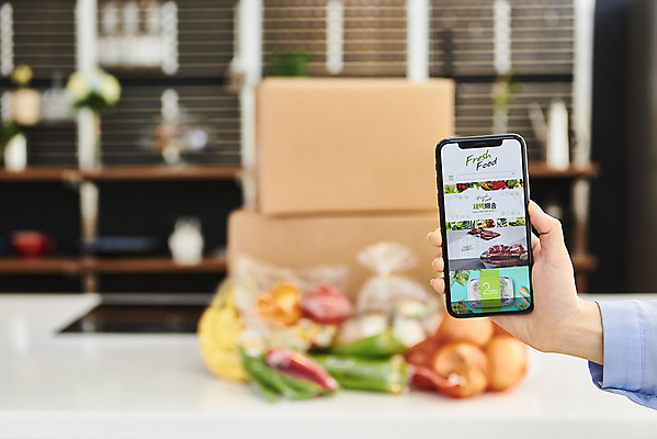 포토 JPG 손 여자 음식 식재료 고추 양파 모바일 파프리카 바나나 실내 한명 들기 사람 20대 성인 옆모습 신체부위 스마트폰 상자 주방 버섯 한국인 온라인쇼핑 모바일쇼핑 애호박 택배상자 성인여자한명만 새벽배송 비대면서비스 밀키트 국내포토 1 뷰포인트 채소 과일 모션 호박 동양인 청년 내부 핸드폰 스마트기기 쇼핑 배송 서비스 택배 온라인 여자한명만 성인여자만 파일형식 언택트