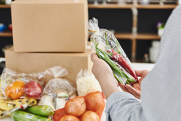 포토 JPG 손 남자 음식 식재료 고추 양파 모바일 파프리카 바나나 실내 한명 들기 사람 20대 성인 옆모습 신체부위 상자 주방 버섯 한국인 확인 온라인쇼핑 모바일쇼핑 애호박 성인남자한명만 새벽배송 밀키트 국내포토 1 뷰포인트 채소 과일 모션 호박 동양인 청년 내부 쇼핑 배송 온라인 남자한명만 성인남자만 파일형식