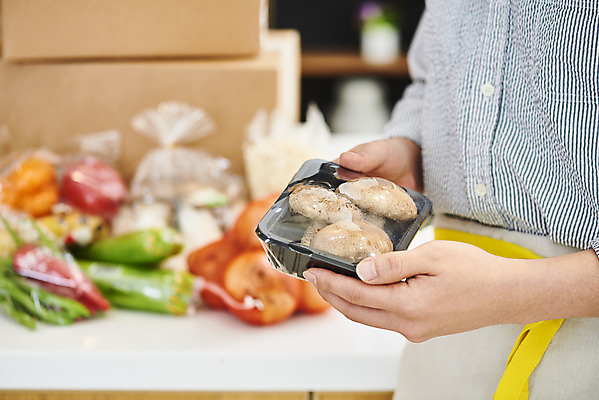 포토 JPG 손 남자 음식 식재료 고추 양파 모바일 파프리카 바나나 실내 요리 한명 들기 사람 상반신 20대 성인 옆모습 상자 주방 버섯 한국인 확인 온라인쇼핑 모바일쇼핑 애호박 성인남자한명만 새벽배송 밀키트 국내포토 1 뷰포인트 채소 과일 모션 호박 동양인 청년 내부 신체부위 쇼핑 배송 온라인 남자한명만 성인남자만 파일형식