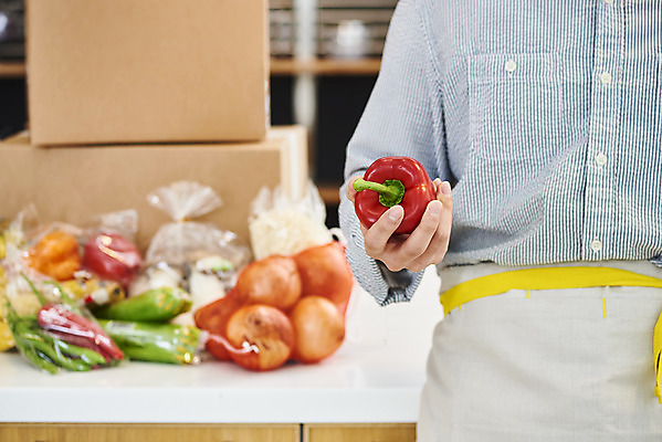 포토 JPG 남자 음식 식재료 고추 양파 모바일 파프리카 바나나 실내 요리 한명 들기 사람 상반신 20대 성인 앞모습 상자 주방 버섯 한국인 확인 온라인쇼핑 모바일쇼핑 애호박 성인남자한명만 새벽배송 밀키트 국내포토 1 뷰포인트 채소 과일 모션 호박 동양인 청년 내부 쇼핑 배송 온라인 남자한명만 성인남자만 파일형식