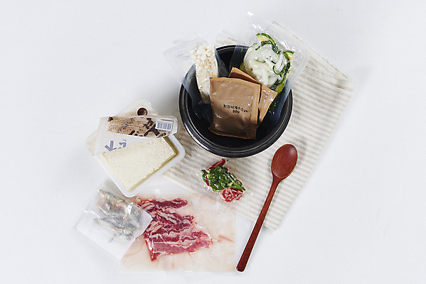 포토 JPG 음식 식재료 포장 고추 모바일 실내 사람없음 하이앵글 주방 숟가락 버섯 양념 된장 된장찌개 뚝배기 준비 흰배경 두부 온라인쇼핑 모바일쇼핑 애호박 멸치 차돌박이 밀키트 국내포토 한식 뷰포인트 백그라운드 채소 호박 수저 육류 어류 내부 쇼핑 흰색 찌개 온라인 파일형식