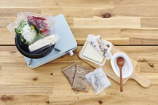 포토 JPG 음식 식재료 포장 고추 모바일 실내 요리 사람없음 하이앵글 주방 숟가락 버섯 양념 된장 버너 된장찌개 두부 온라인쇼핑 모바일쇼핑 애호박 육수 나무도마 넣기 차돌박이 밀키트 국내포토 한식 뷰포인트 채소 모션 호박 도마 수저 육류 내부 목재 쇼핑 찌개 온라인 파일형식