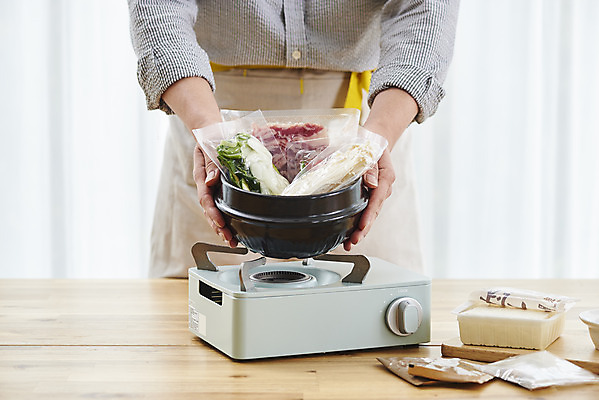 포토 JPG 남자 음식 식재료 포장 고추 모바일 실내 요리 한명 들기 사람 상반신 20대 성인 앞모습 주방 버섯 한국인 양념 된장 버너 된장찌개 뚝배기 두부 온라인쇼핑 모바일쇼핑 애호박 차돌박이 성인남자한명만 밀키트 국내포토 1 한식 뷰포인트 채소 모션 호박 육류 동양인 청년 내부 쇼핑 찌개 온라인 남자한명만 성인남자만 파일형식