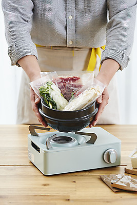 포토 JPG 남자 음식 식재료 포장 고추 모바일 실내 요리 한명 들기 사람 상반신 20대 성인 앞모습 주방 버섯 한국인 양념 된장 버너 된장찌개 뚝배기 두부 온라인쇼핑 모바일쇼핑 애호박 차돌박이 성인남자한명만 밀키트 국내포토 1 한식 뷰포인트 채소 모션 호박 육류 동양인 청년 내부 쇼핑 찌개 온라인 남자한명만 성인남자만 파일형식