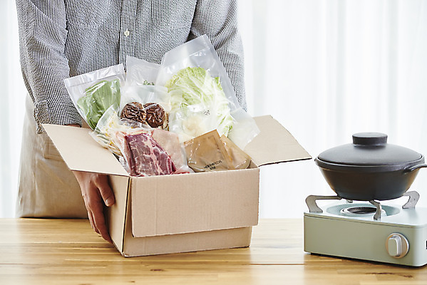 포토 JPG 남자 음식 식재료 포장 모바일 실내 요리 한명 들기 사람 상반신 20대 성인 앞모습 주방 버섯 한국인 소고기 양념 배추 뚝배기 준비 청경채 온라인쇼핑 모바일쇼핑 택배상자 성인남자한명만 밀푀유나베 새벽배송 밀키트 국내포토 1 뷰포인트 채소 모션 육류 동양인 청년 내부 쇼핑 상자 배송 택배 온라인 나베 남자한명만 성인남자만 파일형식