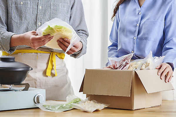 포토 JPG 여자 남자 음식 식재료 포장 모바일 실내 들기 사람 상반신 20대 성인 두명 옆모습 주방 버섯 한국인 소고기 양념 배추 확인 뚝배기 청경채 온라인쇼핑 모바일쇼핑 택배상자 성인만 밀푀유나베 새벽배송 밀키트 국내포토 뷰포인트 채소 모션 육류 동양인 청년 내부 쇼핑 상자 배송 택배 온라인 나베 파일형식