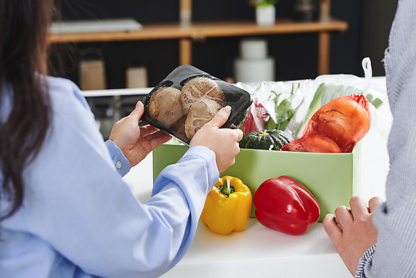 포토 JPG 손 여자 남자 음식 식재료 포장 고추 호박 양파 모바일 파프리카 실내 들기 사람 상반신 20대 성인 두명 뒷모습 주방 버섯 한국인 확인 온라인쇼핑 모바일쇼핑 대파 성인만 밀키트 국내포토 뷰포인트 채소 모션 동양인 청년 내부 신체부위 쇼핑 파 온라인 파일형식