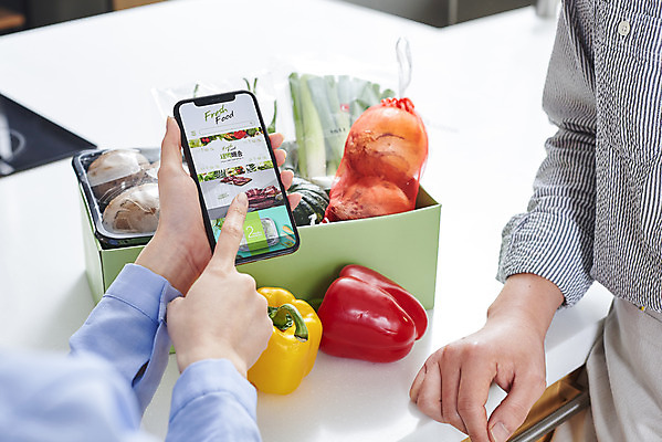 포토 JPG 손 여자 남자 음식 식재료 포장 고추 호박 양파 모바일 파프리카 실내 들기 사람 20대 성인 두명 옆모습 뒷모습 신체부위 스마트폰 주방 버섯 한국인 확인 온라인쇼핑 모바일쇼핑 대파 성인만 비대면서비스 밀키트 국내포토 뷰포인트 채소 모션 동양인 청년 내부 핸드폰 스마트기기 쇼핑 서비스 파 온라인 파일형식 언택트