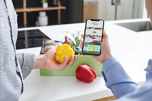 포토 JPG 손 여자 남자 음식 식재료 포장 고추 호박 양파 모바일 파프리카 실내 들기 사람 20대 성인 두명 옆모습 뒷모습 신체부위 스마트폰 주방 버섯 한국인 확인 온라인쇼핑 모바일쇼핑 대파 성인만 새벽배송 밀키트 국내포토 뷰포인트 채소 모션 동양인 청년 내부 핸드폰 스마트기기 쇼핑 배송 파 온라인 파일형식