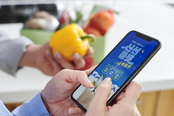 포토 JPG 손 여자 남자 음식 식재료 포장 고추 호박 양파 모바일 파프리카 실내 들기 사람 20대 성인 두명 옆모습 신체부위 스마트폰 주방 버섯 한국인 확인 온라인쇼핑 모바일쇼핑 대파 성인만 새벽배송 비대면서비스 밀키트 국내포토 뷰포인트 채소 모션 동양인 청년 내부 핸드폰 스마트기기 쇼핑 배송 서비스 파 온라인 파일형식 언택트