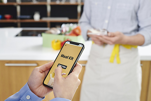 포토 JPG 손 여자 남자 음식 식재료 포장 고추 호박 양파 모바일 파프리카 실내 들기 사람 상반신 20대 성인 두명 앞모습 옆모습 신체부위 스마트폰 주방 버섯 한국인 확인 온라인쇼핑 모바일쇼핑 대파 성인만 새벽배송 비대면서비스 밀키트 국내포토 뷰포인트 채소 모션 동양인 청년 내부 핸드폰 스마트기기 쇼핑 배송 서비스 파 온라인 파일형식 언택트