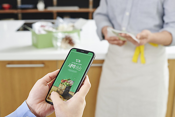 포토 JPG 손 여자 남자 음식 식재료 포장 고추 호박 양파 모바일 파프리카 실내 들기 사람 상반신 20대 성인 두명 앞모습 옆모습 신체부위 스마트폰 주방 버섯 한국인 확인 온라인쇼핑 모바일쇼핑 대파 성인만 새벽배송 비대면서비스 밀키트 국내포토 뷰포인트 채소 모션 동양인 청년 내부 핸드폰 스마트기기 쇼핑 배송 서비스 파 온라인 파일형식 언택트