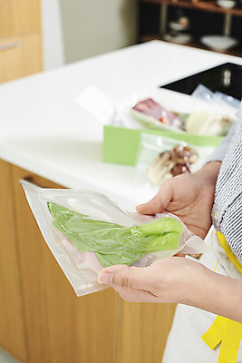 포토 JPG 손 남자 음식 식재료 포장 고추 호박 양파 모바일 파프리카 실내 한명 들기 사람 20대 성인 옆모습 주방 버섯 한국인 확인 온라인쇼핑 모바일쇼핑 대파 성인남자한명만 새벽배송 밀키트 국내포토 1 뷰포인트 채소 모션 동양인 청년 내부 신체부위 쇼핑 배송 파 온라인 남자한명만 성인남자만 파일형식