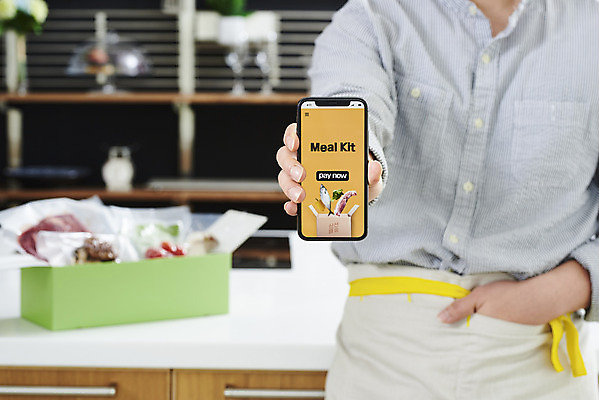 포토 JPG 남자 음식 식재료 포장 고추 호박 양파 모바일 파프리카 실내 한명 들기 사람 상반신 20대 성인 앞모습 스마트폰 주방 버섯 한국인 주머니손 온라인쇼핑 모바일쇼핑 대파 성인남자한명만 새벽배송 밀키트 국내포토 1 뷰포인트 채소 모션 동양인 청년 내부 핸드폰 스마트기기 쇼핑 배송 파 온라인 남자한명만 성인남자만 파일형식