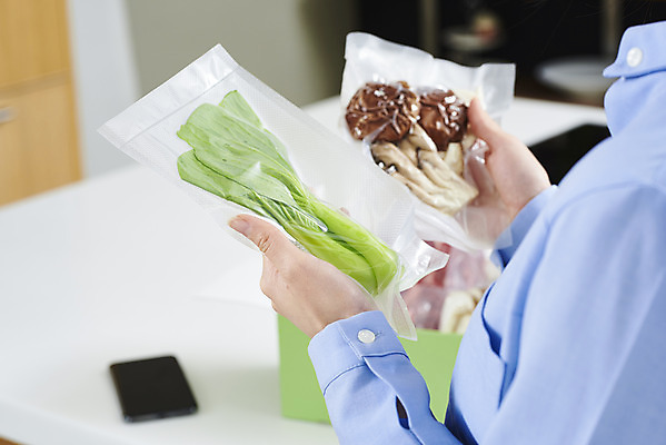 포토 JPG 손 여자 음식 식재료 포장 모바일 실내 한명 들기 사람 상반신 20대 성인 옆모습 주방 버섯 한국인 확인 청경채 온라인쇼핑 모바일쇼핑 성인여자한명만 새벽배송 밀키트 국내포토 1 뷰포인트 채소 모션 동양인 청년 내부 신체부위 쇼핑 배송 온라인 여자한명만 성인여자만 파일형식