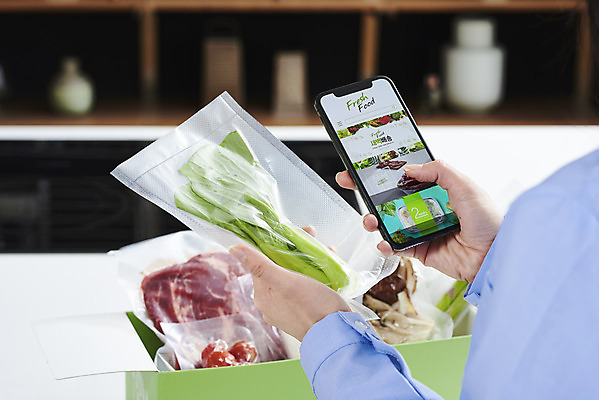 포토 JPG 손 여자 음식 식재료 포장 모바일 실내 한명 들기 사람 20대 성인 옆모습 스마트폰 주방 버섯 한국인 소고기 확인 청경채 온라인쇼핑 모바일쇼핑 성인여자한명만 새벽배송 밀키트 국내포토 1 뷰포인트 채소 모션 육류 동양인 청년 내부 신체부위 핸드폰 스마트기기 쇼핑 배송 온라인 여자한명만 성인여자만 파일형식