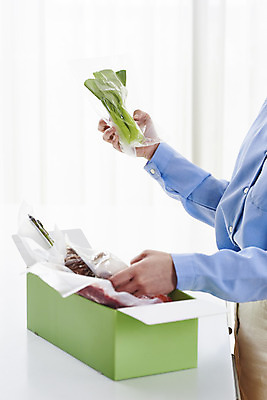 포토 JPG 손 여자 음식 식재료 모바일 실내 한명 들기 사람 상반신 20대 성인 옆모습 주방 버섯 한국인 소고기 확인 아스파라거스 청경채 온라인쇼핑 모바일쇼핑 성인여자한명만 새벽배송 밀키트 국내포토 1 뷰포인트 채소 모션 육류 동양인 청년 내부 신체부위 쇼핑 배송 온라인 여자한명만 성인여자만 파일형식