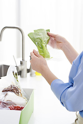 포토 JPG 손 여자 음식 식재료 포장 방울토마토 모바일 실내 한명 들기 사람 상반신 20대 성인 옆모습 상자 주방 버섯 한국인 소고기 확인 청경채 온라인쇼핑 모바일쇼핑 성인여자한명만 새벽배송 밀키트 국내포토 1 뷰포인트 토마토 채소 모션 육류 동양인 청년 내부 신체부위 쇼핑 배송 온라인 여자한명만 성인여자만 파일형식