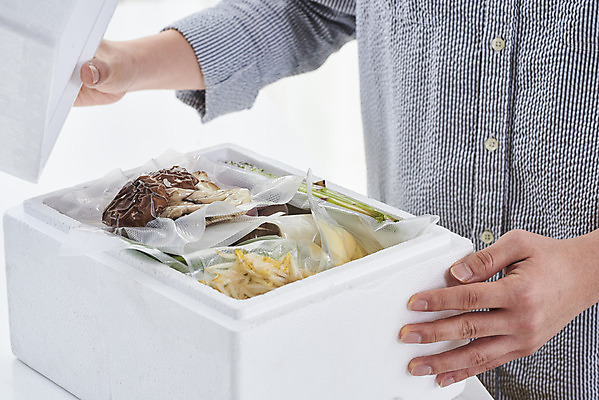 포토 JPG 손 남자 음식 식재료 포장 모바일 실내 한명 들기 사람 상반신 20대 성인 옆모습 상자 주방 버섯 한국인 확인 아스파라거스 온라인쇼핑 모바일쇼핑 성인남자한명만 새벽배송 밀키트 국내포토 1 뷰포인트 채소 모션 동양인 청년 내부 신체부위 쇼핑 배송 온라인 남자한명만 성인남자만 파일형식