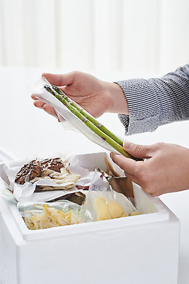 포토 JPG 손 남자 음식 식재료 포장 모바일 실내 한명 들기 사람 20대 성인 옆모습 신체부위 상자 주방 버섯 한국인 확인 아스파라거스 온라인쇼핑 모바일쇼핑 성인남자한명만 새벽배송 밀키트 국내포토 1 뷰포인트 채소 모션 동양인 청년 내부 쇼핑 배송 온라인 남자한명만 성인남자만 파일형식