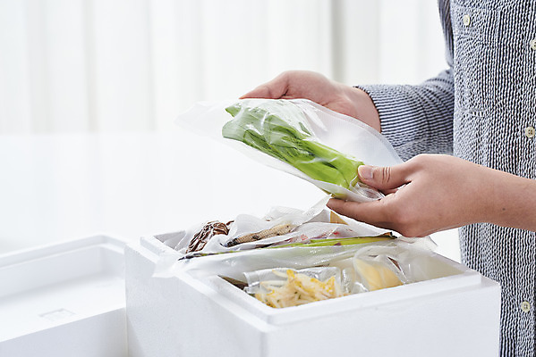 포토 JPG 손 남자 음식 식재료 모바일 실내 한명 들기 사람 상반신 20대 성인 옆모습 상자 주방 버섯 한국인 확인 아스파라거스 청경채 온라인쇼핑 모바일쇼핑 성인남자한명만 새벽배송 밀키트 국내포토 1 뷰포인트 채소 모션 동양인 청년 내부 신체부위 쇼핑 배송 온라인 남자한명만 성인남자만 파일형식